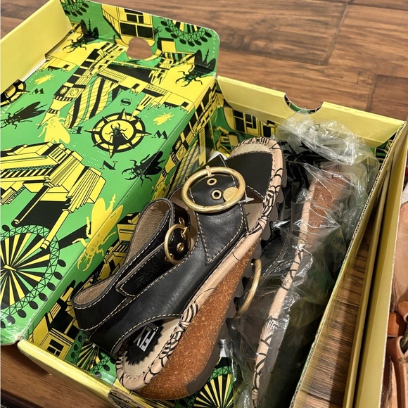 Black leather gold buckle sandals - Picture 5 of 7